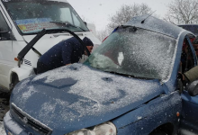 Photo of foto | UPDATE: Cinci oameni răniți în accidentul pe șoseaua Orhei-Rezina. Trei persoane, transportate la spital după ce un microbuz și o mașină s-au lovit puternic