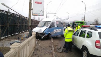 Photo of Chercheliți și neînfricați. Pasagerii și șoferul microbuzului care risca ieri să cadă în gol de pe podul străzii Ismail erau în stare de ebrietate