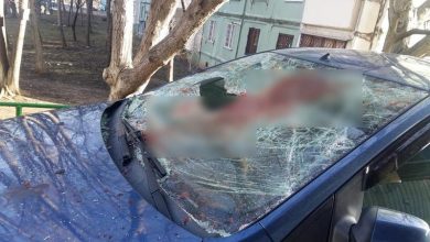 Photo of foto | O mașină parcată în sectorul Buiucani sperie trecătorii. Vehiculul, găsit cu parbrizul spart și plin de sânge