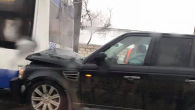 Photo of foto | Accident de lux în capitală. Șoferița unui Range Rover a lovit cu putere un troleibuz