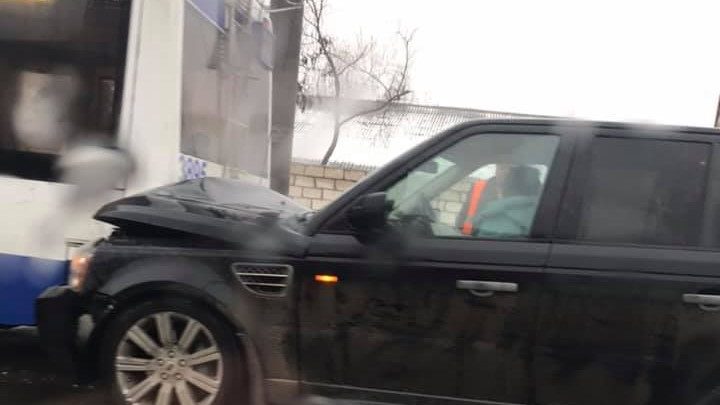 Photo of foto | Accident de lux în capitală. Șoferița unui Range Rover a lovit cu putere un troleibuz