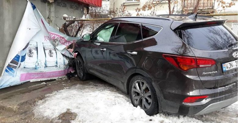 Photo of foto, video | Câțiva centimetri i-au salvat viața. O femeie a fost la un pas de a fi lovită în plin de o mașină pe strada Muncești