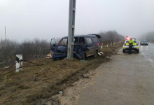 Photo of foto | Accident violent la Strășeni: Patru persoane, rănite după ce mașina în care se aflau a intrat într-un pilon