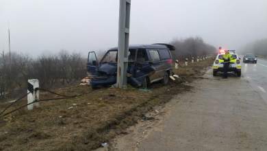 Photo of foto | Accident violent la Strășeni: Patru persoane, rănite după ce mașina în care se aflau a intrat într-un pilon