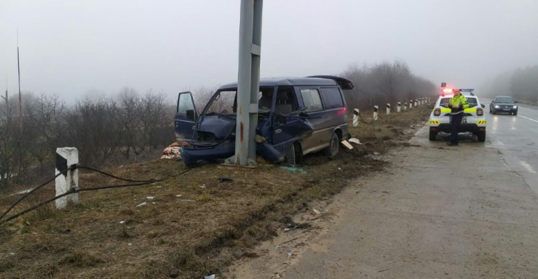 Photo of foto | Accident violent la Strășeni: Patru persoane, rănite după ce mașina în care se aflau a intrat într-un pilon