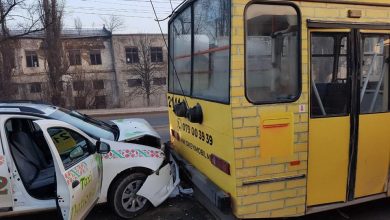 Photo of foto | Încă un accident cu implicarea transportului public în capitală. Un troleibuz, tamponat de un taxi