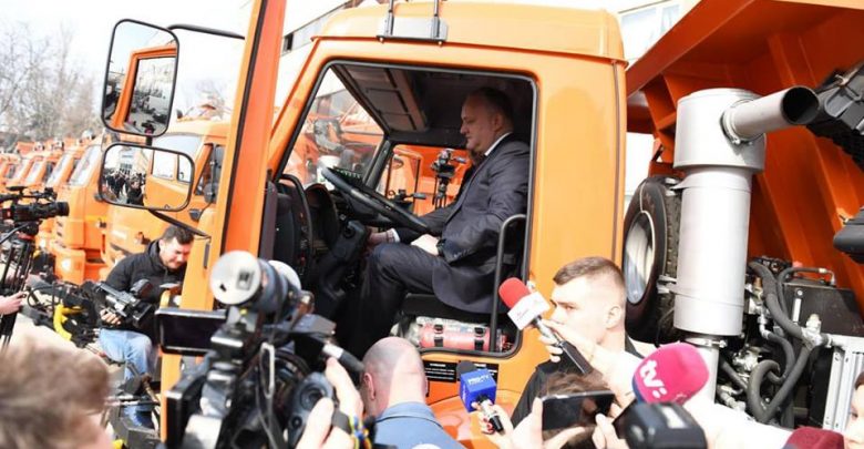 Photo of foto, video | Primul lot de donații din partea Rusiei a ajuns la Chișinău. Cele 12 KAMAZ-uri, inspectate de Igor Dodon