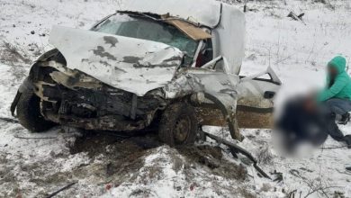 Photo of foto | Trei persoane au ajuns la spital după ce două mașini s-au lovit frontal la Călărași. Unul dintre șoferi se zbate între viață și moarte