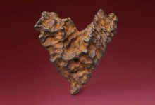 Photo of foto | Un cadou original pentru Ziua Îndrăgostiților. A fost scos la licitație un meteorit în formă de inimă