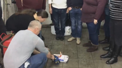 Photo of video | „Nu am ce căuta în țara noastră”. Mai mulți cetățeni moldoveni și-au ars pașapoartele în semn de protest