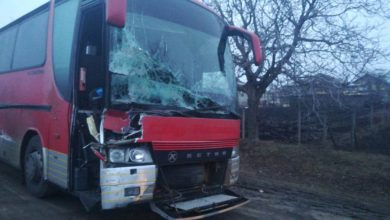 Photo of foto | Accident lângă Corlăteni: Autobuzul Moscova-Ungheni a tamponat un tractor