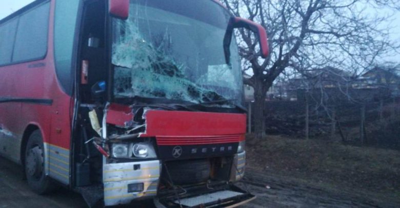 Photo of foto | Accident lângă Corlăteni: Autobuzul Moscova-Ungheni a tamponat un tractor