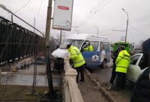 Photo of foto, video | Accident pe podul de pe strada Ismail. Un microbuz de rută, cât pe ce să cadă în gol