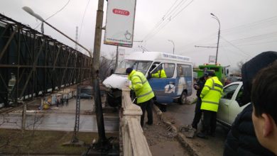 Photo of foto, video | Accident pe podul de pe strada Ismail. Un microbuz de rută, cât pe ce să cadă în gol