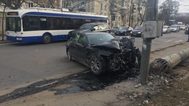 Photo of foto | A luat mașina în chirie și a doborât cu ea un stâlp din cartierul Telecentru. Șoferul a fugit de la fața locului