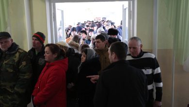 Photo of foto | În mai multe localități din țară oamenii ar fi fost aduși organizat la secțiile de votare. Alegătorii stau în rând pentru a pune ștampila în dreptul candidaților