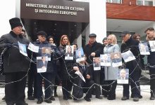 Photo of foto, video | Fotografiile lui Candu, Plahotniuc și Filip, agățate în sârmă ghimpată. Blocul ACUM protestează în fața Ministerului de Externe