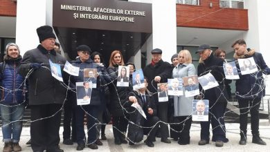 Photo of foto, video | Fotografiile lui Candu, Plahotniuc și Filip, agățate în sârmă ghimpată. Blocul ACUM protestează în fața Ministerului de Externe