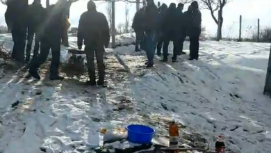 Photo of video | De la alegeri, la o porție de carne coaptă. Alegătorii de la o secție din Călărași gătesc frigărui chiar în fața secției de votare