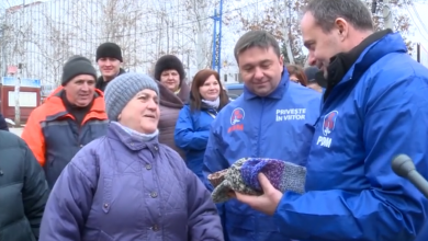 Photo of video | Andrian Candu, la cumpărături prin piață. Cât i-a plătit democratul unei femei pentru trei perechi de ciupici împletiți?
