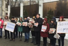 Photo of video | Liberalii și unioniștii au protestat cu ziarele socialiștilor în fața Ambasadei Rusiei : „Le-am adus minciuna și propaganda înapoi”