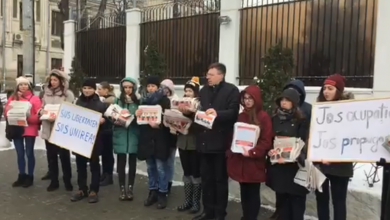 Photo of video | Liberalii și unioniștii au protestat cu ziarele socialiștilor în fața Ambasadei Rusiei : „Le-am adus minciuna și propaganda înapoi”