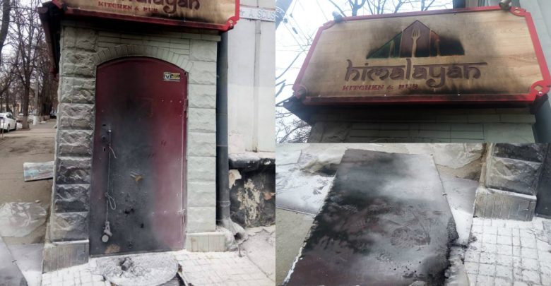 Photo of foto | Un local din capitală, vandalizat la doar o zi de la deschidere. Ușa restaurantului ar fi fost incendiată intenționat