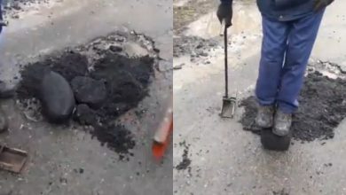 Photo of video | În gropi pun peliculă, iar cu picioarele fărâmă bolovanii de asfalt. Cum se repară „drumurile bune” la Ialoveni?