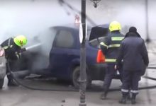 Photo of video | Mașina unei școli auto, cuprinsă de flăcări chiar în apropierea unui liceu din Cimișlia. Focul a mistuit motorul în întregime