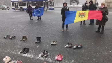 Photo of foto, video | Fără discursuri sau scandări. Zeci de oameni au protestat în PMAN, aducând cu ei încălțămintea celor plecați peste hotare