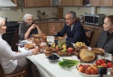 Photo of video | Campanie electorală cu zeamă și sarmale. Vlad Plahotniuc, la casa părintească din Grozești, alături de familie