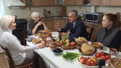 Photo of video | Campanie electorală cu zeamă și sarmale. Vlad Plahotniuc, la casa părintească din Grozești, alături de familie