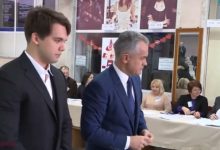Photo of video | „Să nu mai nimerească Moldova pe mâinile opoziției incompetente”. Vlad Plahotniuc a mers la secția de votare, însoțit de feciorul său