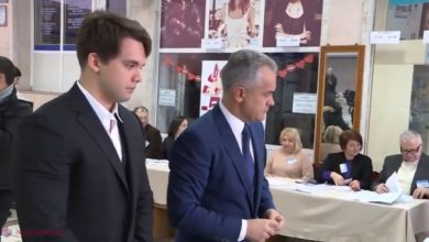 Photo of video | „Să nu mai nimerească Moldova pe mâinile opoziției incompetente”. Vlad Plahotniuc a mers la secția de votare, însoțit de feciorul său