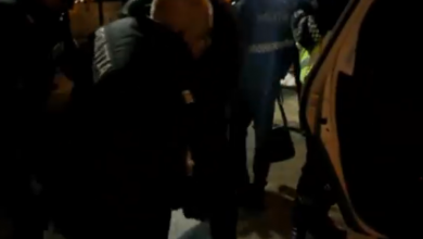 Photo of video | S-a baricadat în subsolul unui bloc și amenința polițiștii că-i va ataca cu cuțitul. Un bărbat agresiv, reținut de oamenii legii