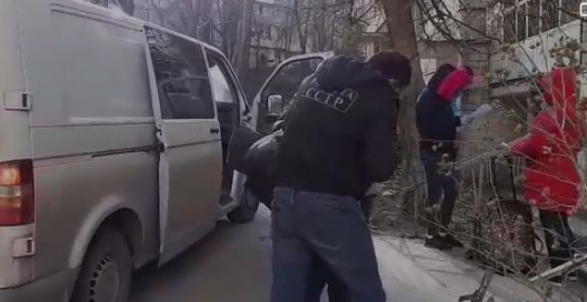 Photo of video | 2000 de euro pentru „a deservi” 10-15 clienți zilnic. Un bărbat ar fi determinat două tinere din Moldova să se prostitueze în Italia