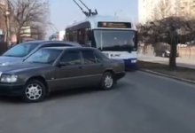 Photo of video | Ambuteiaj pe bd. Dacia din cauza unui șofer care și-a lăsat automobilul în mijlocul drumului
