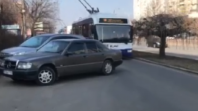 Photo of video | Ambuteiaj pe bd. Dacia din cauza unui șofer care și-a lăsat automobilul în mijlocul drumului