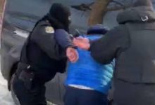 Photo of video | Un bărbat din Fălești ar fi încercat să intre cu un topor într-o secție de votare. Poliția a intervenit și l-a imobilizat