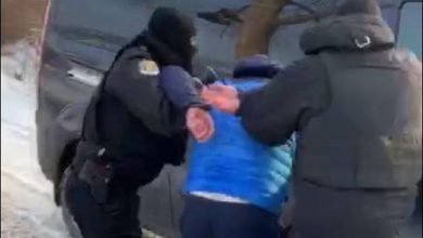 Photo of video | Un bărbat din Fălești ar fi încercat să intre cu un topor într-o secție de votare. Poliția a intervenit și l-a imobilizat
