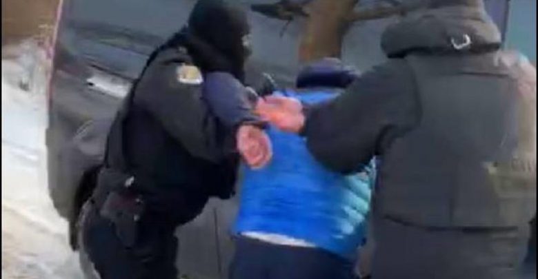 Photo of video | Un bărbat din Fălești ar fi încercat să intre cu un topor într-o secție de votare. Poliția a intervenit și l-a imobilizat