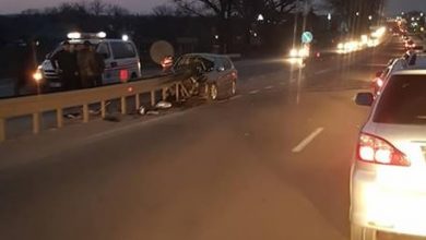 Photo of video | Mașină făcută zob în apropiere de Măgdăcești. Un șofer a intrat într-un parapet după ce ar fi adormit la volan