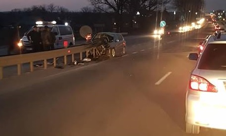 Photo of video | Mașină făcută zob în apropiere de Măgdăcești. Un șofer a intrat într-un parapet după ce ar fi adormit la volan