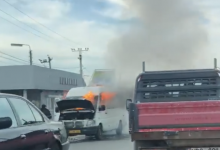 Photo of video | Flăcări și fum pe o stradă din capitală. Un microbuz de pe ruta 121 a luat foc