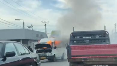 Photo of video | Flăcări și fum pe o stradă din capitală. Un microbuz de pe ruta 121 a luat foc