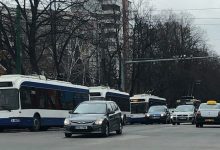 Photo of foto | Blocaj la intersecția bulevardelor Dacia și Decebal. O linie de troleibuz ruptă a dat bătăi de cap conducătorilor