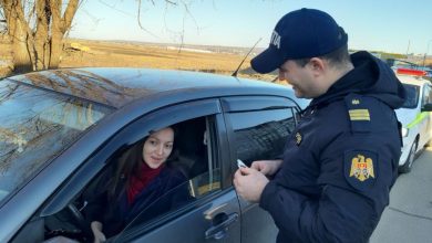 Photo of foto | I-au tras pe dreapta, dar nu pentru a-i sancționa. Polițiștii de patrulare au împărțit mărțișoare șoferilor și pietonilor