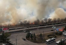 Photo of foto | Incendiu de proporții la Botanica. Vegetația uscată de pe un teren arde cu putere