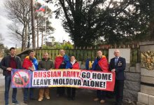 Photo of foto, video | „Armata rusă, pleacă acasă. Lasă Moldova în pace!”. Un grup de moldoveni au protestat în fața Ambasadei Rusiei din Irlanda