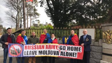 Photo of foto, video | „Armata rusă, pleacă acasă. Lasă Moldova în pace!”. Un grup de moldoveni au protestat în fața Ambasadei Rusiei din Irlanda